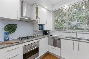 Køkken eller tekøkken på South Yarra Sleek: Urban Pad + 18 billeder