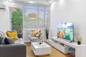 Et tv og/eller underholdning på South Yarra Sleek: Urban Pad