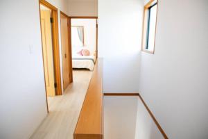 Postel nebo postele na pokoji v ubytování Nagashima Riverside House 4