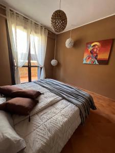 um quarto com uma cama e uma grande janela em Gioia di Mare em Marzamemi