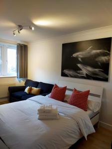 1 dormitorio con 1 cama blanca grande con almohadas rojas en COBBOLD COURT share flat en Londres