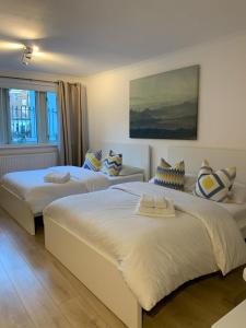 two beds in a hotel room with at COBBOLD COURT share flat in London