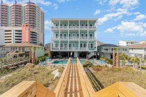 uma casa grande com piscina em frente a alguns edifícios em Carolina Escape Luxury Oceanfront Home em Myrtle Beach