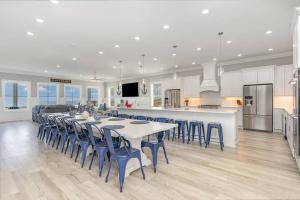 uma sala de jantar com mesa e cadeiras e uma cozinha em Carolina Escape Luxury Oceanfront Home em Myrtle Beach