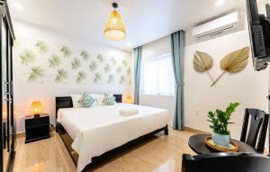 Postel nebo postele na pokoji v ubytování Luna Verde Hotel Hoi An