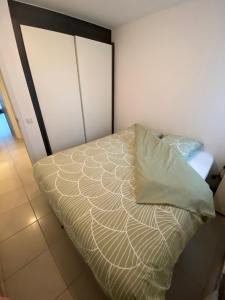Ліжко або ліжка в номері Gezellig modern appartement met optie garagebox en in de buurt van strand, winkels en restaurants
