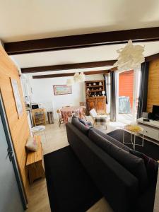uma sala de estar com um sofá e uma mesa em Résidence Bero Bisto em La Mongie