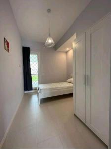 um quarto grande com uma cama e uma janela em sweet Margot em Anzio mais 14 fotografias