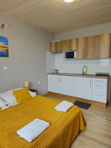 eine Küche mit einem Bett und zwei Handtüchern darauf in der Unterkunft Bingo in Powidz