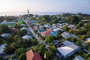 - une vue aérienne sur une ville avec des maisons dans l'établissement Sunset Veli, à Shaviyani Atoll