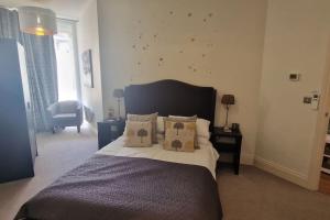 a bedroom with a bed with stars on the wall at Star Apartment York City Centre - Self Check-in in York