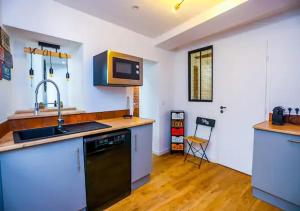 a kitchen with a sink and a dishwasher at Superbe Appartement - Hyper Centre - 2 Chambres - WIFI in Grasse