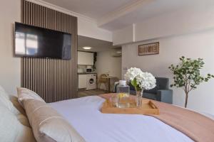 マラガにあるLuxer Holidaysのベッドルーム1室(ベッド1台、壁掛けテレビ付)