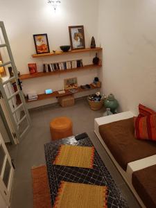 uma sala de estar com um sofá e uma mesa em La Maison des Amis em Fez
