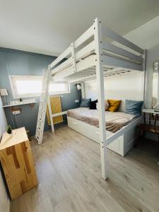 1 dormitorio con litera y escalera en Résidence Bero Bisto, en La Mongie
