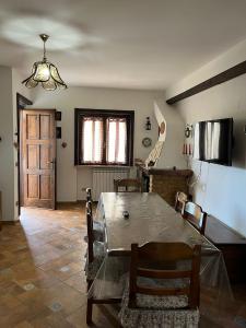 eine Küche mit einem Tisch und Stühlen im Zimmer in der Unterkunft Il Rifugio di Carmine in Castel di Sangro