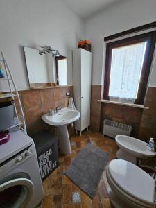 ein Bad mit einem Waschbecken und einem WC in der Unterkunft Il Rifugio di Carmine in Castel di Sangro
