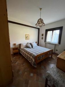 Schlafzimmer mit einem Bett und einem Kronleuchter in der Unterkunft Il Rifugio di Carmine in Castel di Sangro