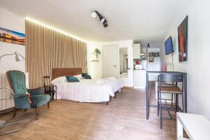 Una televisión o centro de entretenimiento en -The rock- Garden and express train city center