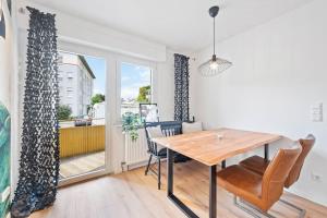 comedor con mesa de madera y sillas en Casa Aguila 2.0, en Viernheim