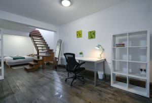 a room with a desk and a chair and a bed at Stoke Newington Studio by DC London Rooms in London