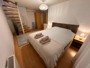 Postel nebo postele na pokoji v ubytování Cosy flat near Kuressaare castle