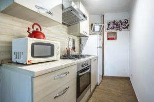 Una cocina o kitchenette en -The rock- Garden and express train city center 11 fotos más