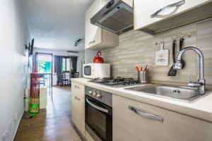 Una cocina o kitchenette en -The rock- Garden and express train city center