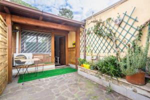 Un jardín fuera de -The rock- Garden and express train city center