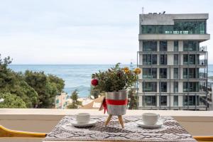 una mesa con un jarrón de flores sobre una mesa con vistas en Nish Atakum Otel, en Atakum