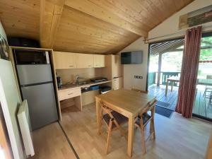 Kuchyň nebo kuchyňský kout v ubytování Camping Les Etoiles