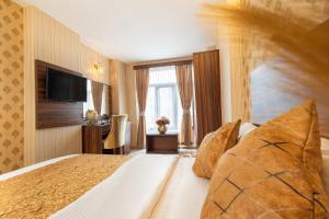 une chambre d'hôtel avec un lit et une télévision dans l'établissement Nish Atakum Otel, à Atakum