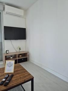 Μια τηλεόραση ή/και κέντρο ψυχαγωγίας στο appart cosy proche zone aéronautique