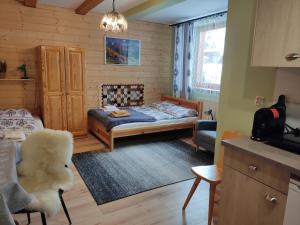 Posteľ alebo postele v izbe v ubytovaní Apartamenty u drwala