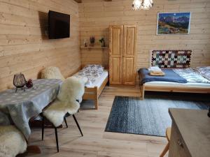Posteľ alebo postele v izbe v ubytovaní Apartamenty u drwala