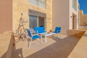 Rõdu või terrass majutusasutuses Mangroovy - Spacious Boho 2 BR Pool view