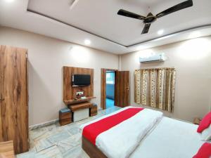 a bedroom with a bed and a ceiling fan at Hotel Grand Stay in Bhopal