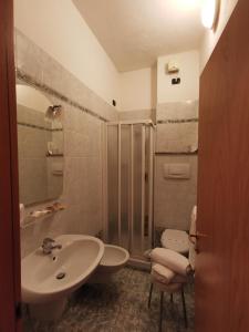 bagno con lavandino e servizi igienici di Hotel Pine Beach a Rosolina Mare