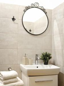 uma casa de banho com um lavatório e um espelho em Apartments Karuza Center of old town Vis em Vis