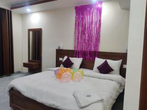 ein Schlafzimmer mit einem Bett mit Ballons drauf in der Unterkunft Hotel HV in Nahan