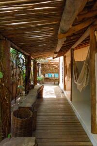um passadiço de madeira com bancos numa casa em Encanto Caraíva em Caraíva
