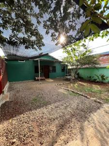 un edificio verde con una luz encima en Santa Teresa, Montezuma,Tambor,Cobano, en Cóbano