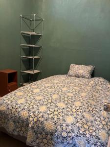 1 dormitorio con cama con almohada en Santa Teresa, Montezuma,Tambor,Cobano, en Cóbano