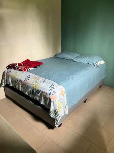 Cama en habitación con cama azul sidx sidx en Santa Teresa, Montezuma,Tambor,Cobano, en Cóbano