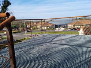 uitzicht op een tennisbaan vanaf een hek bij Gîte Clémathite in Confolens