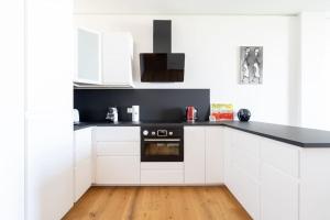 A cozinha ou cozinha compacta de HM • Luxe 1BR with View & Terrace