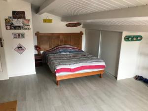 Un pat sau paturi într-o cameră la Charmante Maison, Piscine à 5 min de l'océan, 10 min de La Rochelle / île de Ré