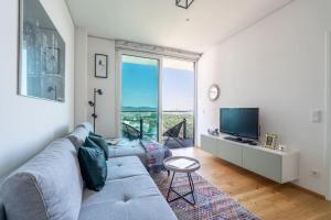 Zona d'estar a HM • Luxe 1BR with View & Terrace