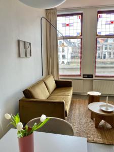 sala de estar con sofá y mesa en Stadslogement Het Keerpunt Dokkum, en Dokkum