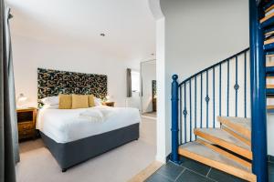 1 dormitorio con 1 cama y escalera en Mannings Hotel en Truro